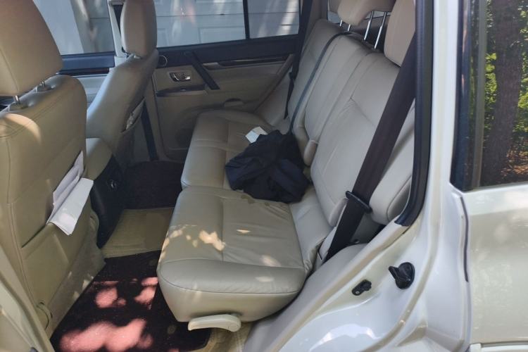 Used Mitsubishi Pajero 2018 V97 3.8L 5-Door GLS Sunroof Single-Difference Model – Middle East Left Rear Seat