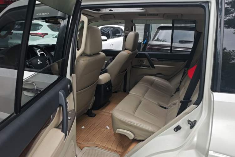 Used Mitsubishi Pajero 2018 V97 3.8L 5-Door GLS Sunroof – Middle East Left Rear Seat