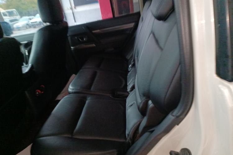 Used Mitsubishi Pajero 2018 V97 3.8L 5-Door GLS Sunroof – Middle East Left Rear Seat