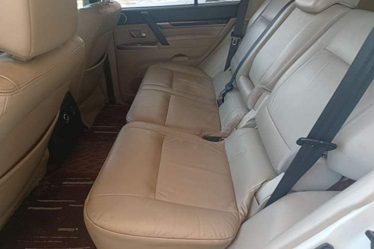 Used Mitsubishi Pajero 2018 V97 3.8L 5-Door GLS Sunroof – Middle East Left Rear Seat