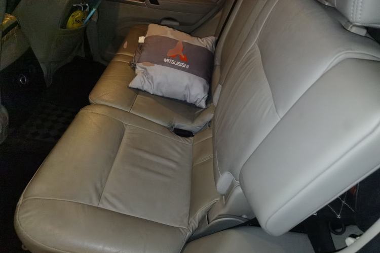 Used Mitsubishi Pajero 2018 V97 3.8L 5-Door GLS Sunroof Single-Difference Model – Middle East Left Rear Seat
