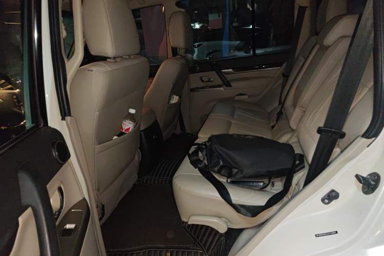 Used Mitsubishi Pajero 2018 V97 3.8L 5-Door GLS Sunroof Dual Differential – Middle East Left Rear Seat