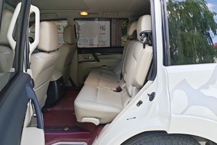 Used Mitsubishi Pajero 2018 V97 3.8L 5-Door GLS Sunroof – Middle East Left Rear Seat