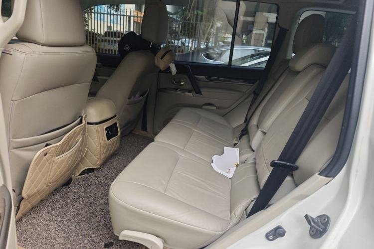 Used Mitsubishi Pajero 2018 V97 3.8L 5-Door GLS Sunroof Single-Difference Model – Middle East Left Rear Seat