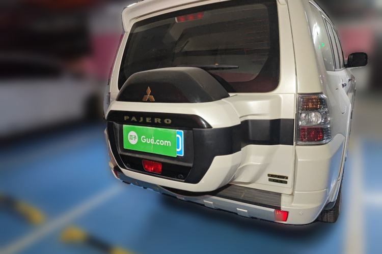 Used Mitsubishi Pajero 2018 V97 3.8L 5-Door GLS Sunroof Dual Differential – Middle East Rear