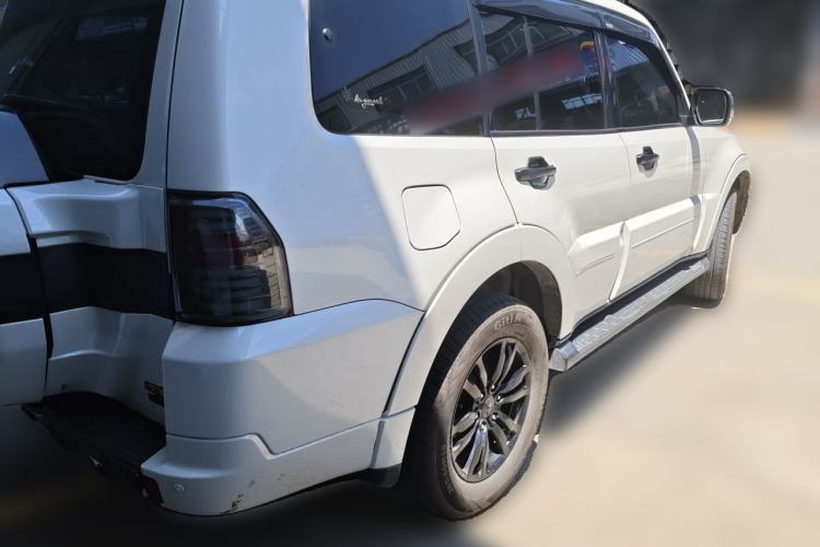 Used Mitsubishi Pajero  Rear Right 45 Deg