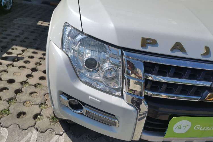 Used Mitsubishi Pajero 2018 3.0L Automatic Prestige Edition Right Front Headlight