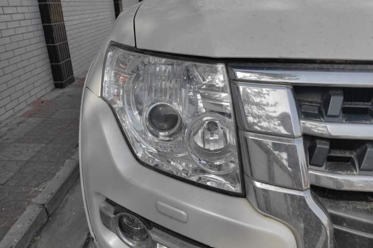 Used Mitsubishi Pajero  Right Front Headlight