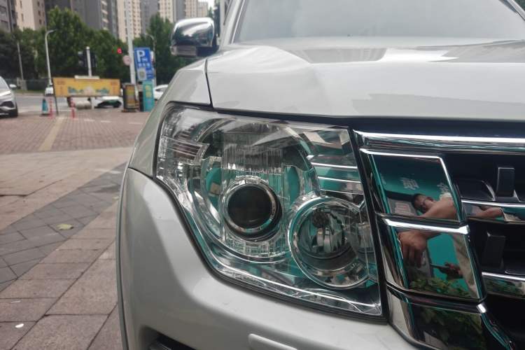 Used Mitsubishi Pajero 2018 V97 3.8L 5-Door GLS Sunroof – Middle East Right Front Headlight