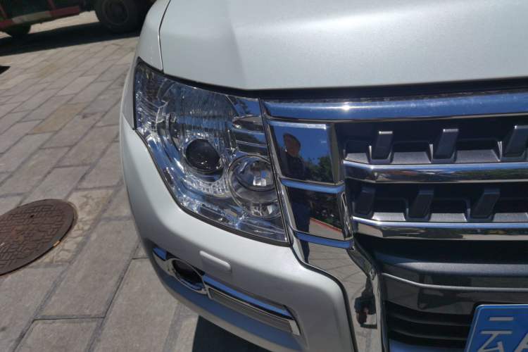Used Mitsubishi Pajero  Right Front Headlight