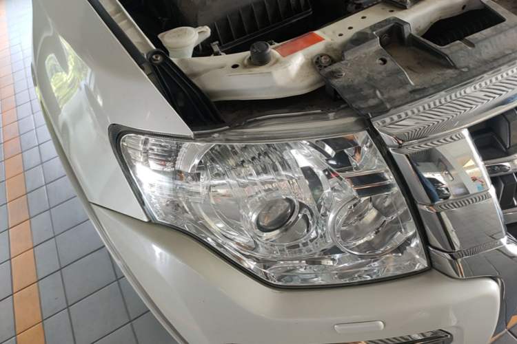 Used Mitsubishi Pajero 2018 V97 3.8L 5-Door GLS Sunroof Dual Differential – Middle East Right Front Headlight