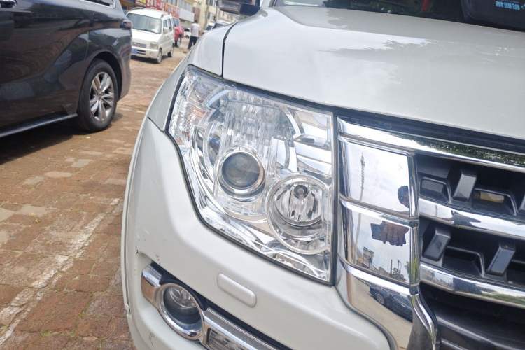Used Mitsubishi Pajero 2018 V97 3.8L 5-Door GLS Sunroof – Middle East Right Front Headlight