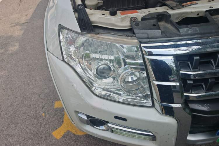 Used Mitsubishi Pajero 2018 3.0L Automatic Prestige Edition Right Front Headlight