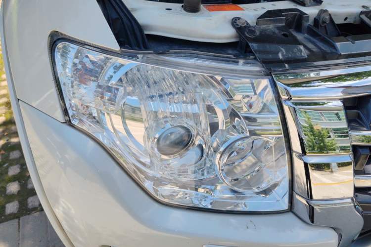 Used Mitsubishi Pajero  Right Front Headlight