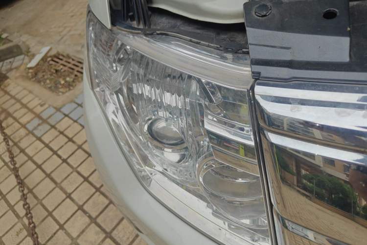 Used Mitsubishi Pajero  Right Front Headlight