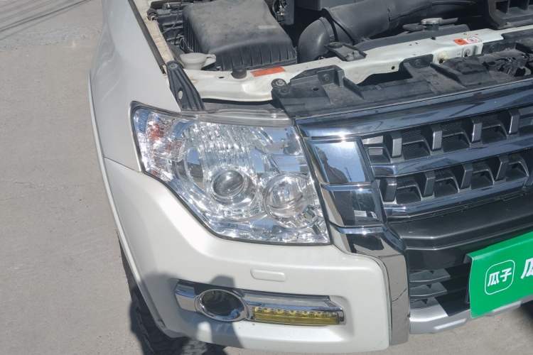 Used Mitsubishi Pajero  Right Front Headlight