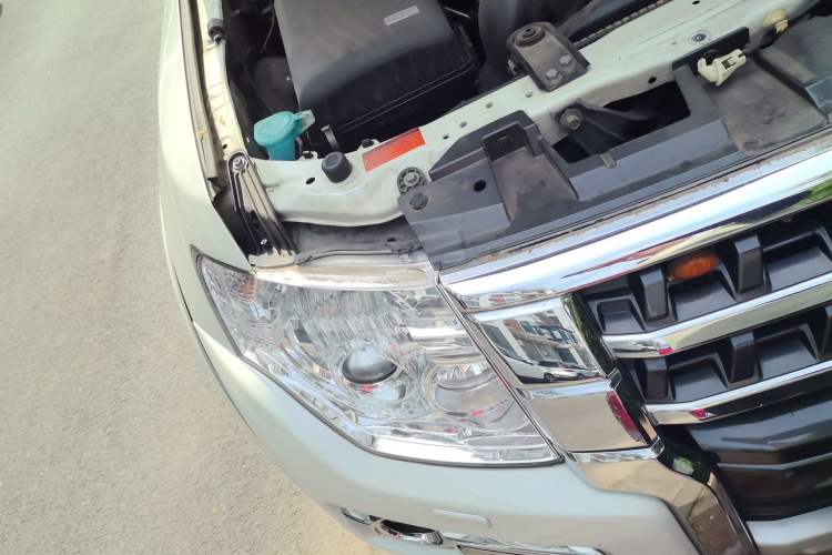 Used Mitsubishi Pajero 2018 V97 3.8L 5-Door GLS Sunroof – U.S. Specification Right Front Headlight