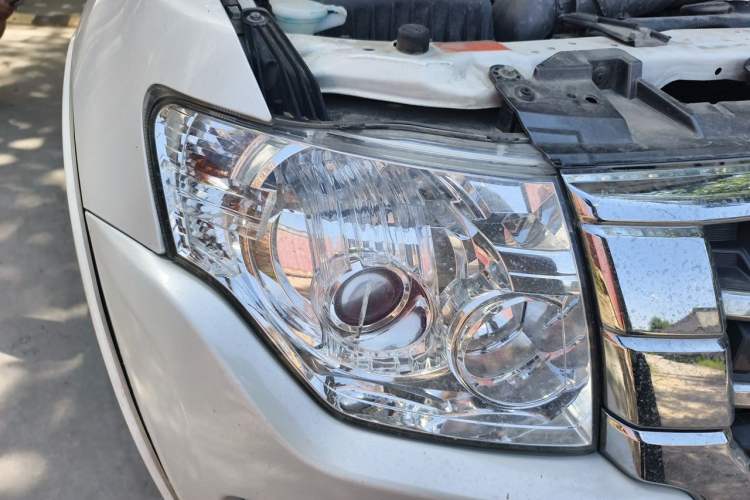 Used Mitsubishi Pajero 2018 V97 3.8L 5-Door GLS Sunroof Single-Difference Model – Middle East Right Front Headlight