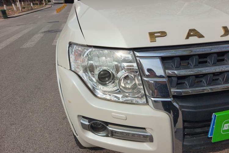 Used Mitsubishi Pajero 2018 3.0L Automatic Comfort Edition Right Front Headlight