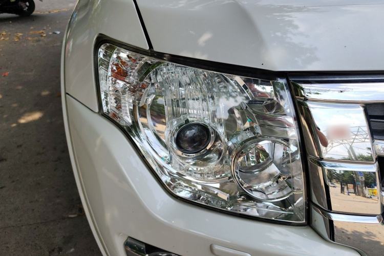Used Mitsubishi Pajero  Right Front Headlight