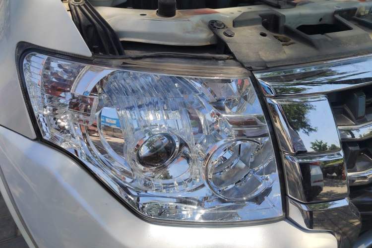 Used Mitsubishi Pajero 2018 3.0L Automatic Prestige Edition Right Front Headlight