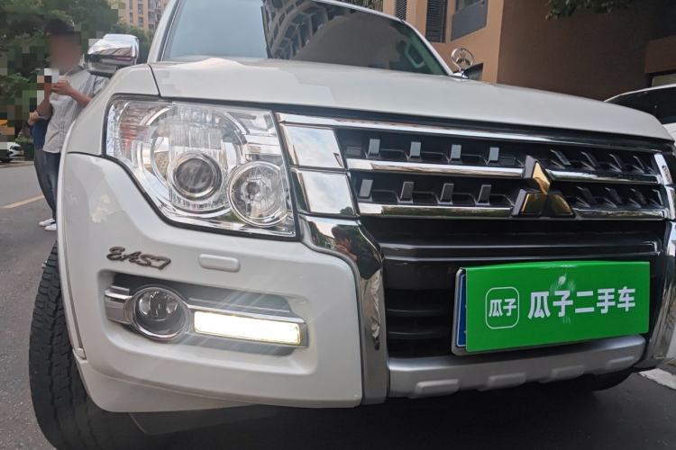 Used Mitsubishi Pajero  Right Front Headlight