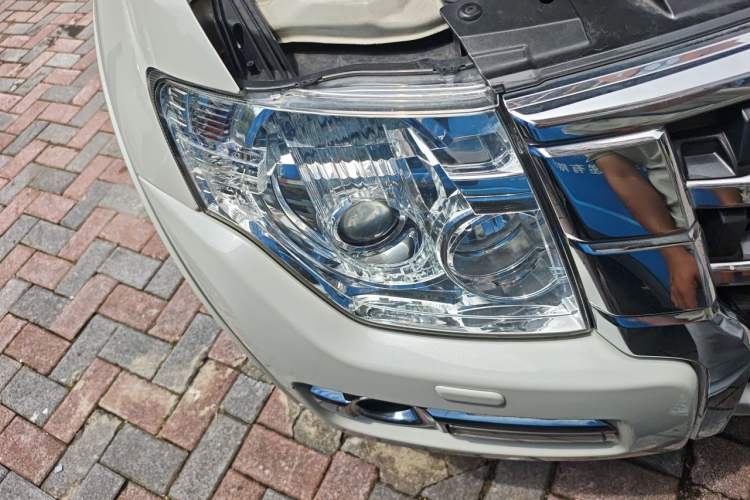 Used Mitsubishi Pajero  Right Front Headlight