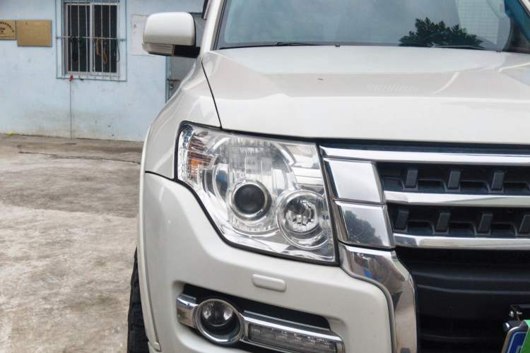 Used Mitsubishi Pajero 2018 3.0L Automatic Comfort Edition Right Front Headlight