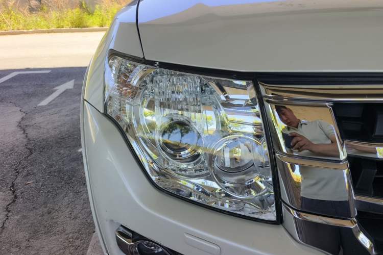 Used Mitsubishi Pajero 2018 3.0L Automatic Standard Edition Right Front Headlight