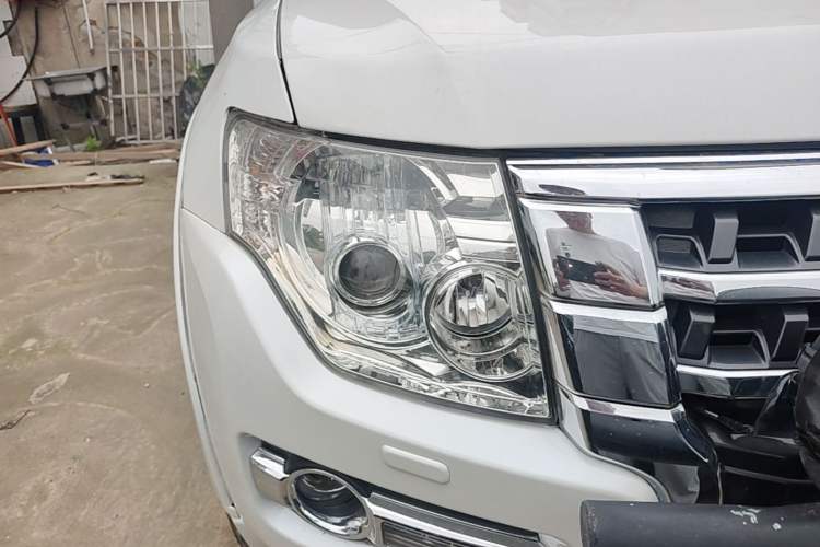 Used Mitsubishi Pajero  Right Front Headlight