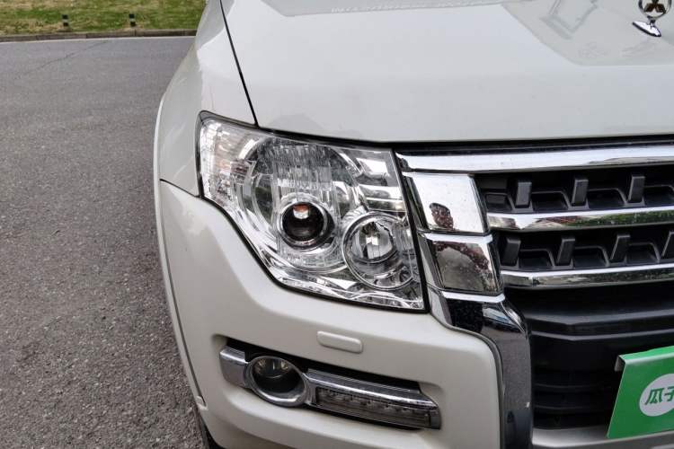 Used Mitsubishi Pajero  Right Front Headlight