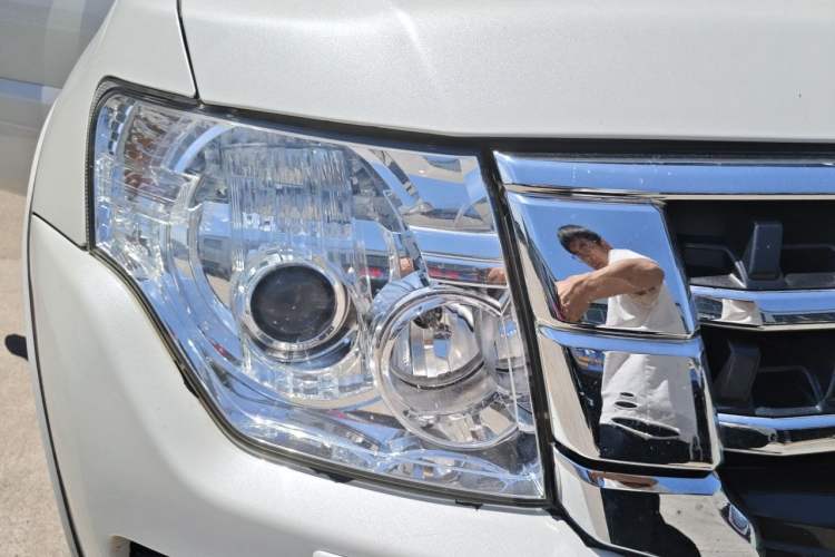 Used Mitsubishi Pajero  Right Front Headlight
