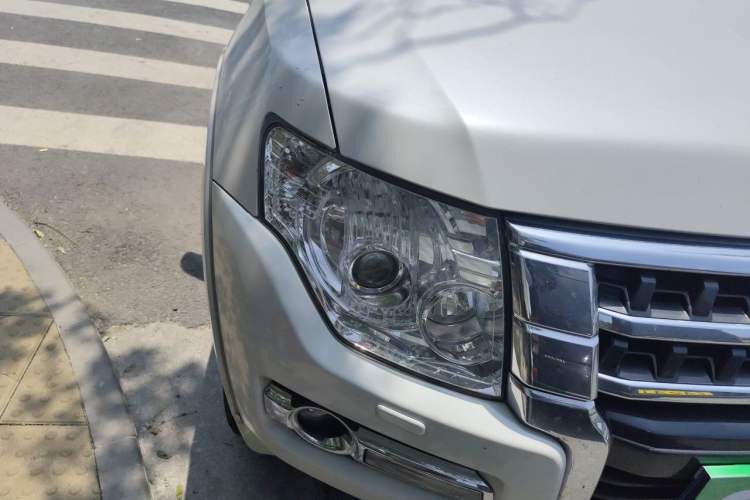 Used Mitsubishi Pajero  Right Front Headlight