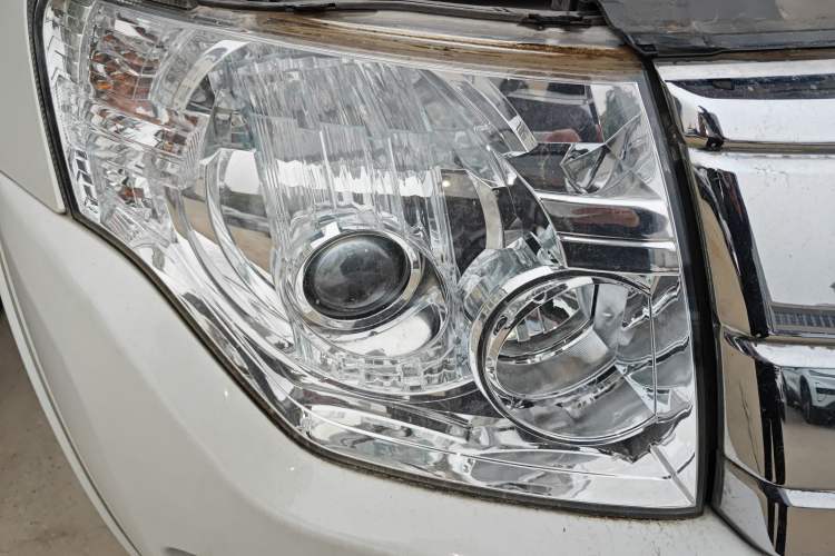 Used Mitsubishi Pajero 2018 V97 3.8L 5-Door GLS Sunroof – U.S. Specification Right Front Headlight