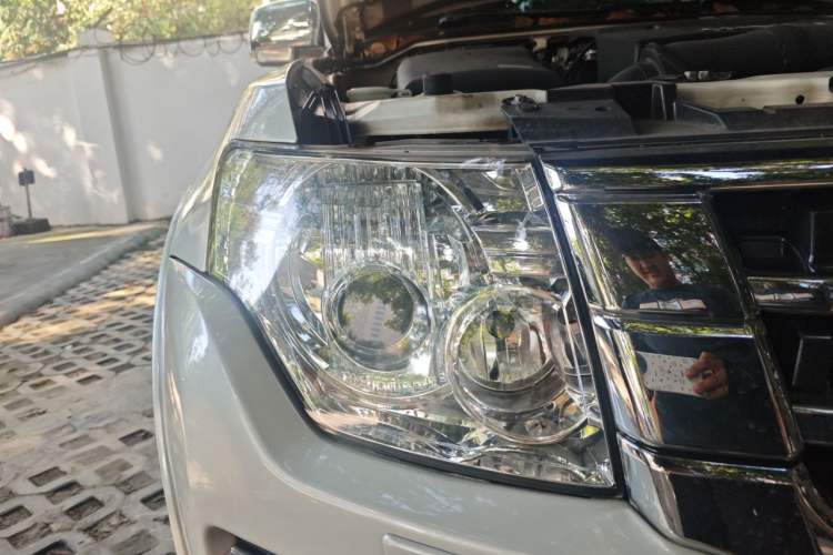 Used Mitsubishi Pajero  Right Front Headlight