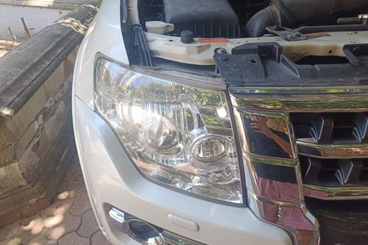 Used Mitsubishi Pajero 2018 3.0L Automatic Prestige Edition Right Front Headlight