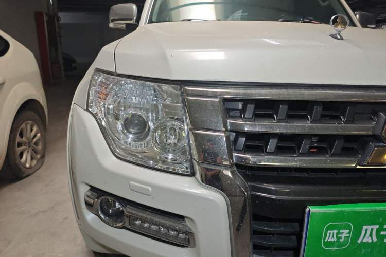 Used Mitsubishi Pajero  Right Front Headlight