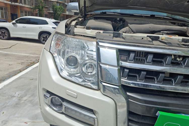 Used Mitsubishi Pajero  Right Front Headlight