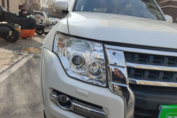 Used Mitsubishi Pajero 2018 3.0L Automatic Comfort Edition Right Front Headlight