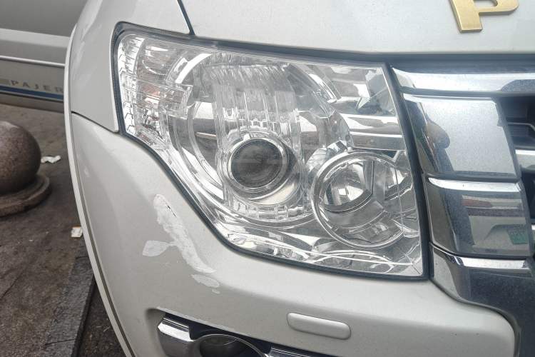 Used Mitsubishi Pajero 2018 3.0L Automatic Prestige Edition Right Front Headlight
