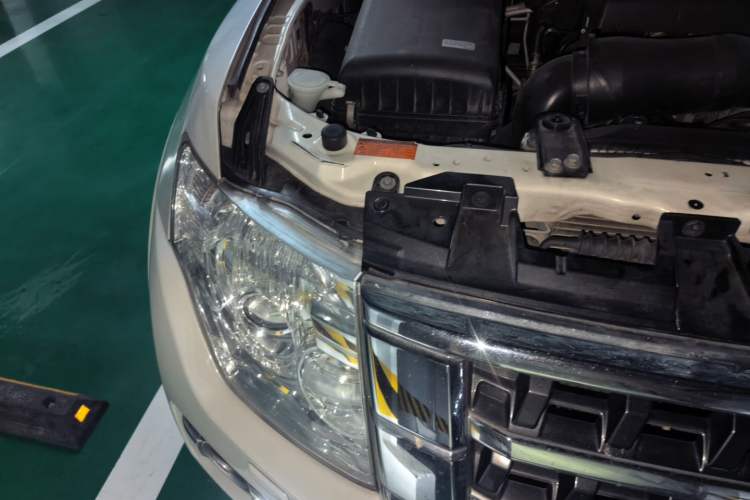 Used Mitsubishi Pajero  Right Front Headlight