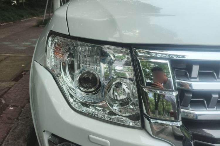 Used Mitsubishi Pajero  Right Front Headlight