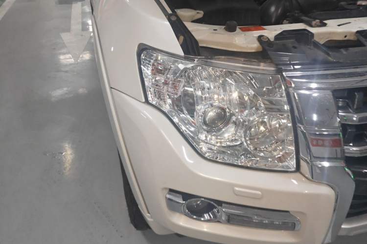 Used Mitsubishi Pajero 2018 V97 3.8L 5-Door GLS Sunroof – Middle East Right Front Headlight