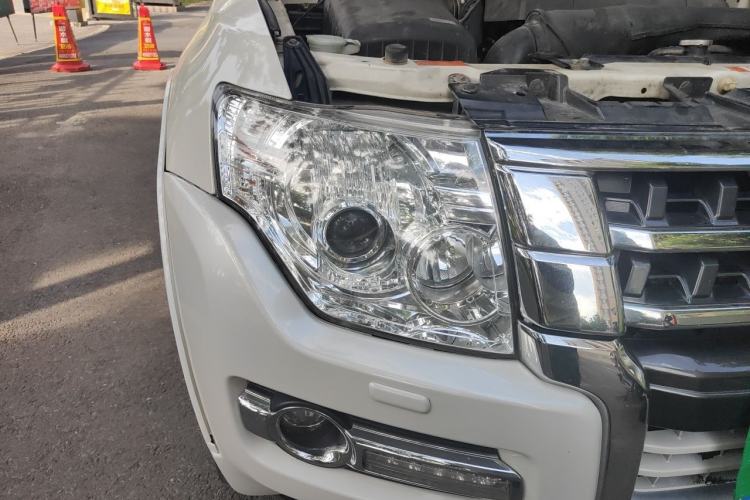 Used Mitsubishi Pajero  Right Front Headlight
