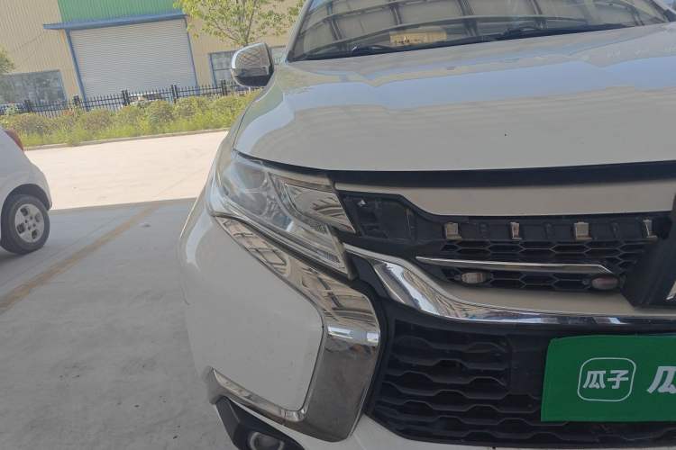 Used Mitsubishi Pajero  Right Front Headlight