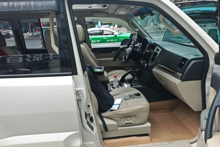 Used Mitsubishi Pajero 2018 V97 3.8L 5-Door GLS Sunroof – Middle East Right Front Seat