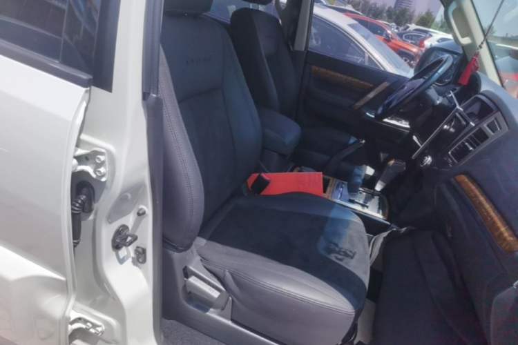 Used Mitsubishi Pajero 2018 3.0L Automatic Standard Edition Right Front Seat