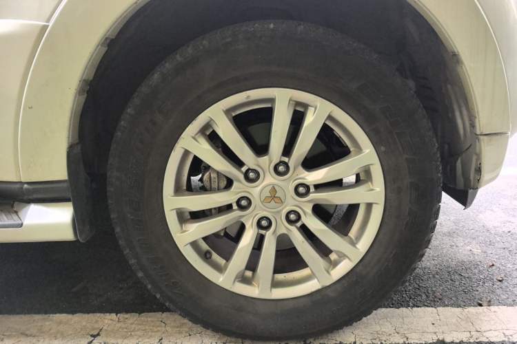 Used Mitsubishi Pajero 2018 V97 3.8L 5-Door GLS Sunroof – Middle East Right Front Wheel Hub