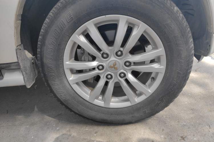 Used Mitsubishi Pajero  Right Front Wheel Hub