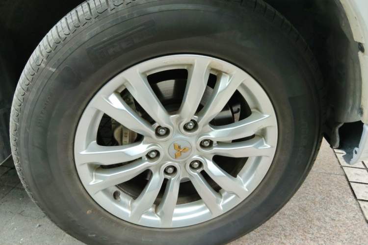 Used Mitsubishi Pajero  Right Front Wheel Hub